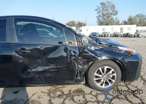 2019 Toyota Prius Xle z USA, uszkodzony, nr VIN JTDKARFU9K3074619
